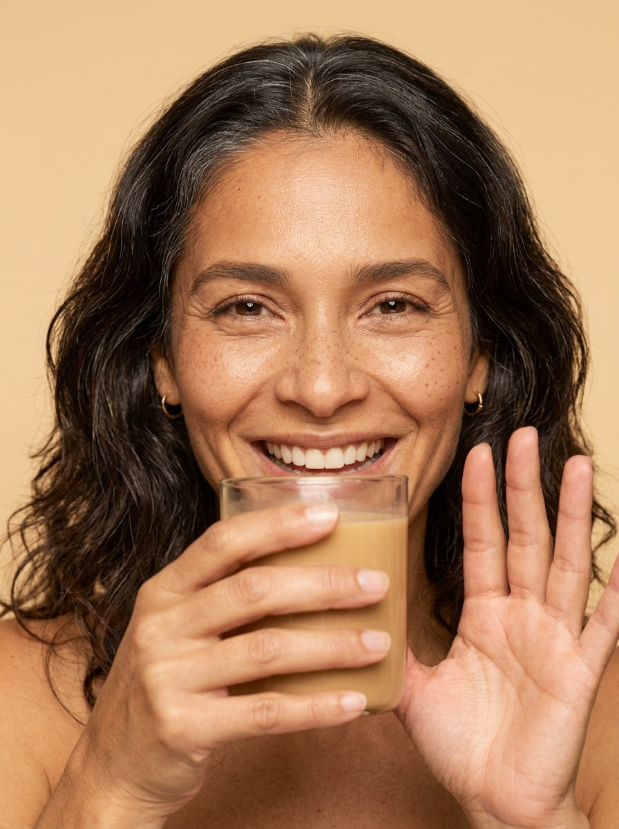 Mujer colombiana disfrutando una bebida natural de XL Natural